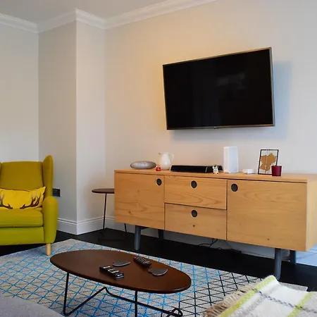 Modern 2 Bedroom In Apartment *