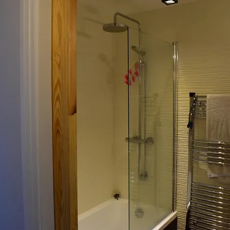 Modern 2 Bedroom In